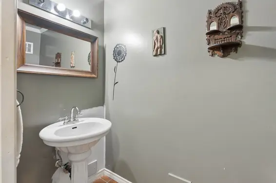 834 Hendecourt Road, North Vancouver For Sale - image 11