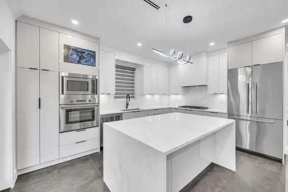 812 Montroyal Boulevard, North Vancouver For Sale - image 10