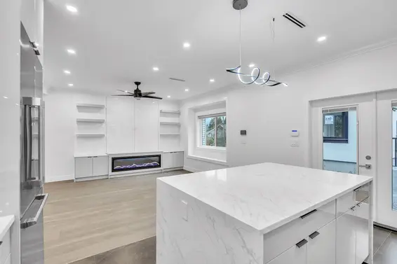 812 Montroyal Boulevard, North Vancouver For Sale - image 12