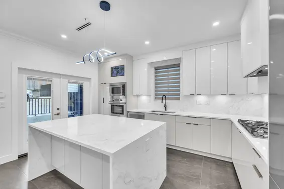 812 Montroyal Boulevard, North Vancouver For Sale - image 8