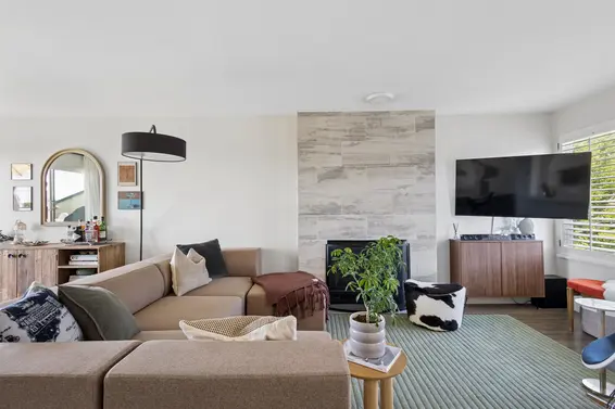 3 270 East 3rd Street, North Vancouver For Sale - image 2