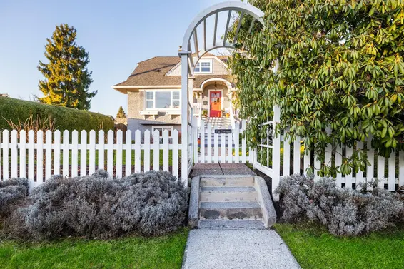 404 East 15th Street, North Vancouver For Sale - image 2