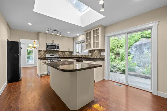 3849 Bayridge Avenue, West Vancouver For Sale - image 11