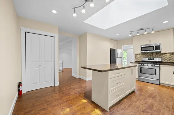 3849 Bayridge Avenue, West Vancouver For Sale - image 12