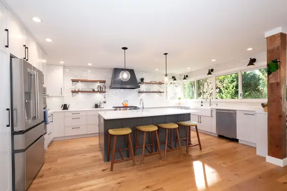 4592 Cove Cliff Road, North Vancouver For Sale - image 3