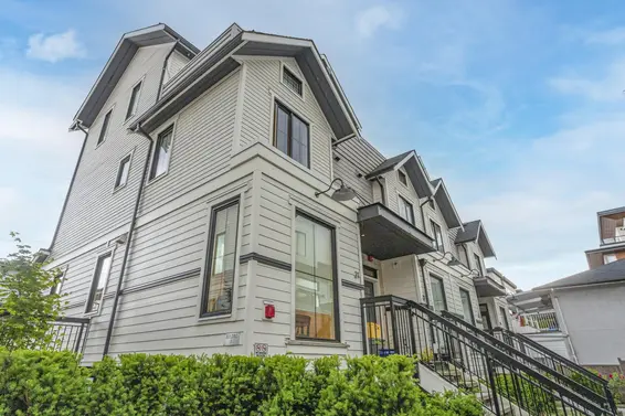 21 237 Ridgeway Avenue, North Vancouver