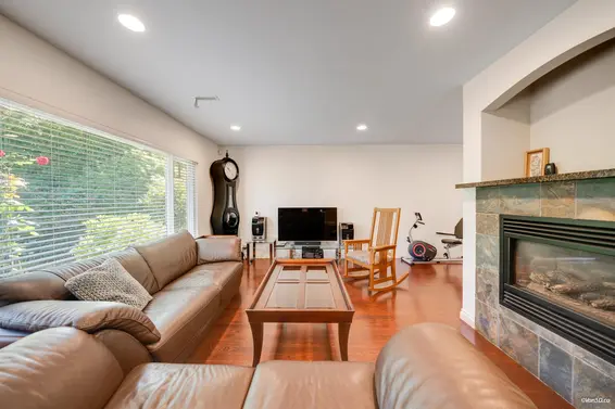 1043 Belvedere Drive, North Vancouver For Sale - image 17