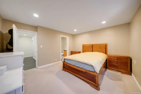 1043 Belvedere Drive, North Vancouver For Sale - image 27