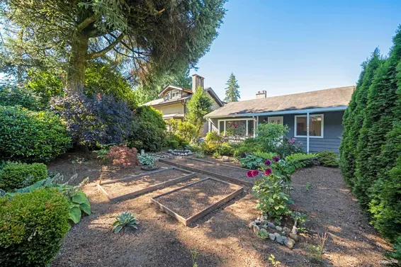 1043 Belvedere Drive, North Vancouver For Sale - image 6