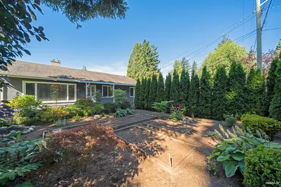 1043 Belvedere Drive, North Vancouver For Sale - image 8