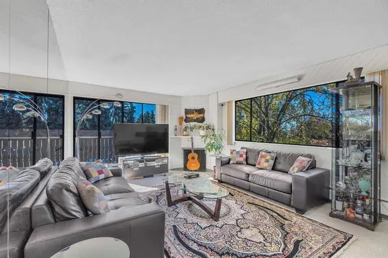 205 1610 Chesterfield Avenue, North Vancouver For Sale - image 2