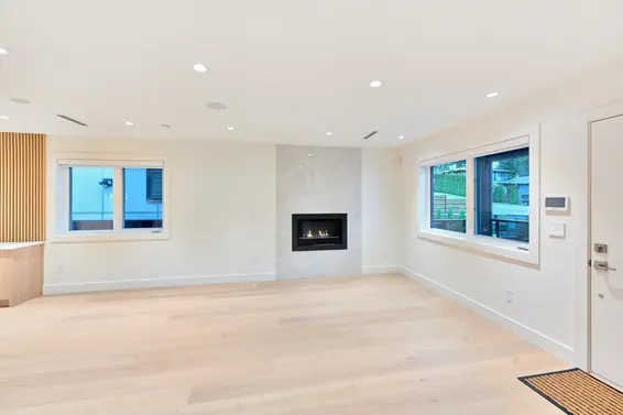 806 Montroyal Boulevard, North Vancouver For Sale - image 5