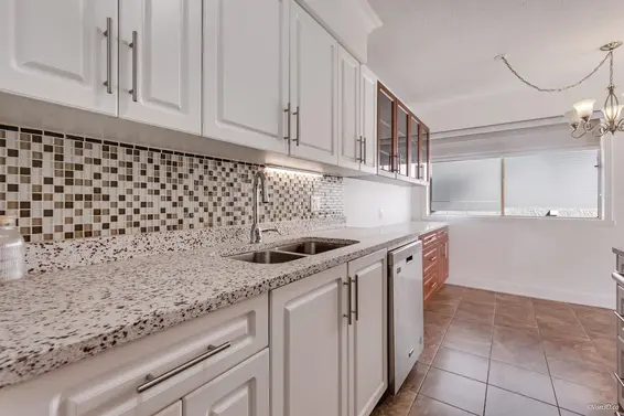 111 235 East 13th Street, North Vancouver For Sale - image 3