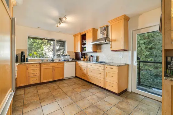5189 Madeira Court, North Vancouver For Sale - image 4