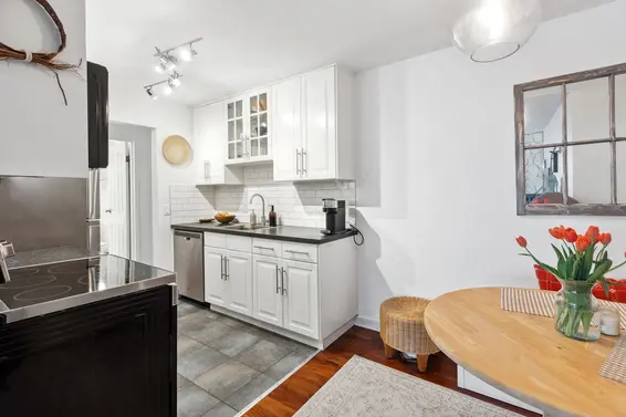 301 1610 Chesterfield Avenue, North Vancouver For Sale - image 9