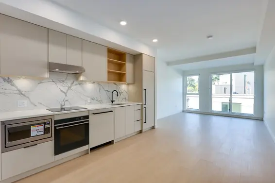 564 422 East 3rd Street, North Vancouver For Sale - image 2