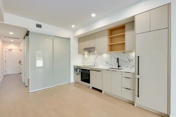 564 422 East 3rd Street, North Vancouver For Sale - image 4