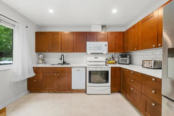 2393 Mountain Highway, North Vancouver For Sale - image 3