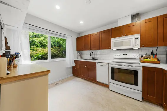2393 Mountain Highway, North Vancouver For Sale - image 8