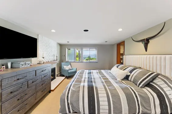 1206 Cloverley Street, North Vancouver For Sale - image 17