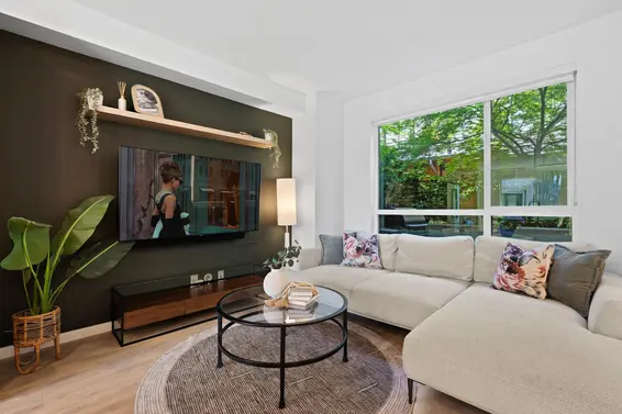 23 533 East 3rd Street, North Vancouver For Sale - image 2