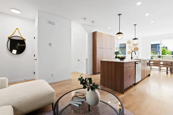 23 533 East 3rd Street, North Vancouver For Sale - image 3