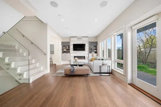 2 330 West 14th Street, North Vancouver