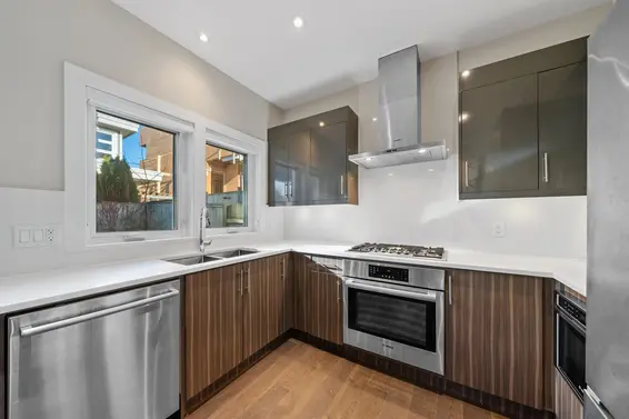 2 330 West 14th Street, North Vancouver For Sale - image 5