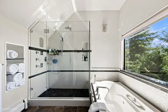 4750 Meadfeild Road, West Vancouver For Sale - image 23
