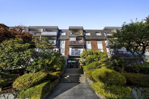 337 340 West 3rd Street, North Vancouver For Sale - image 2