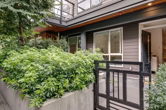 8 533 East 3rd Street, North Vancouver