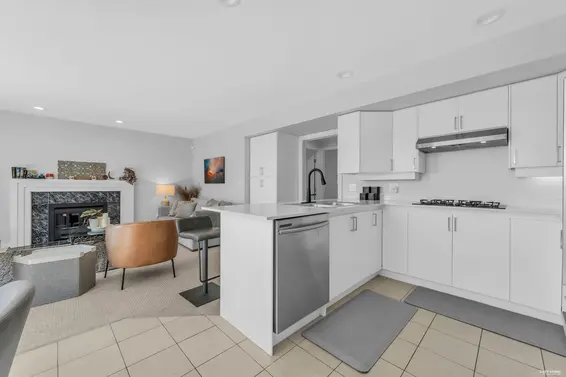 111 Sandringham Crescent, North Vancouver For Sale - image 12
