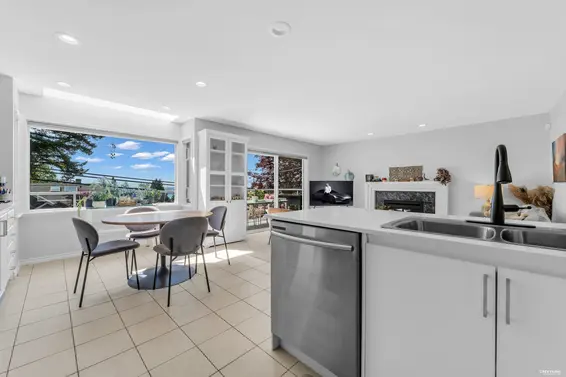 111 Sandringham Crescent, North Vancouver For Sale - image 13