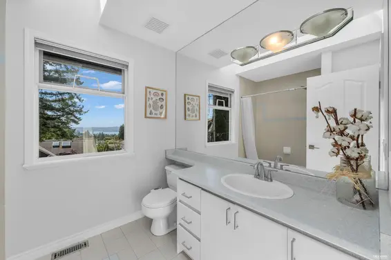 111 Sandringham Crescent, North Vancouver For Sale - image 29