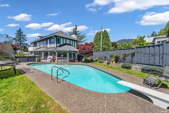 111 Sandringham Crescent, North Vancouver For Sale - image 4