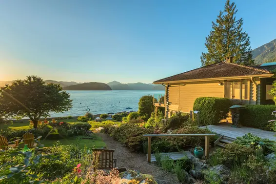 8665 Lawrence Way, West Vancouver