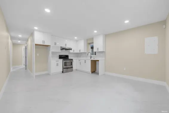 800 Montroyal Boulevard, North Vancouver For Sale - image 25