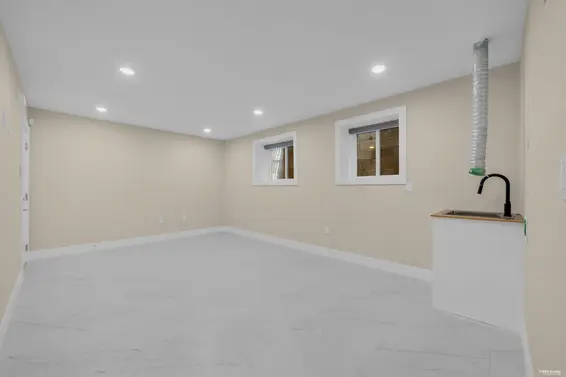 800 Montroyal Boulevard, North Vancouver For Sale - image 34