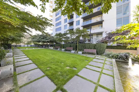 301 158 West 13th Street, North Vancouver