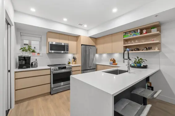 3 752 East 3rd Street, North Vancouver