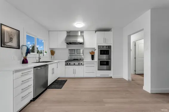 1010 Keith Road, West Vancouver For Sale - image 15