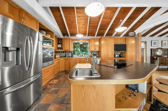 3915 Bayridge Place, West Vancouver For Sale - image 2