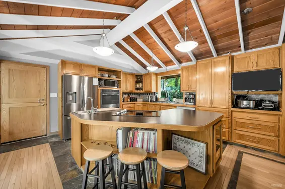 3915 Bayridge Place, West Vancouver For Sale - image 3