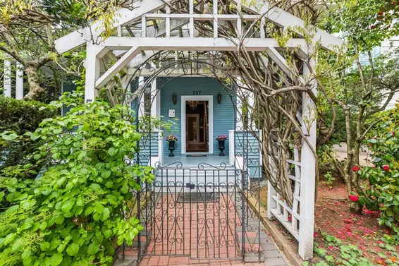 557 Lonsdale Avenue, North Vancouver For Sale - image 2