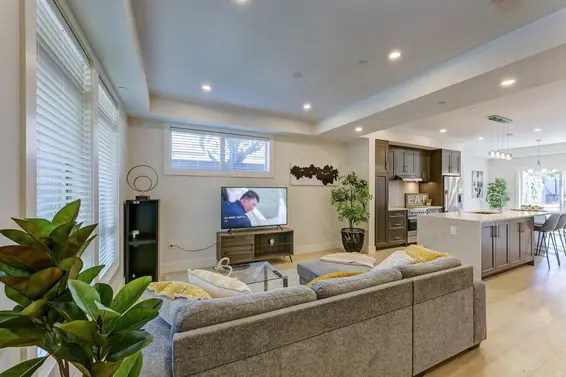 6 115 West Queen Road, North Vancouver For Sale - image 2