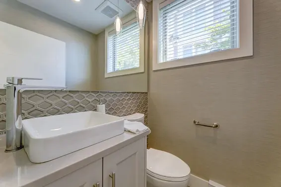 6 115 West Queen Road, North Vancouver For Sale - image 4