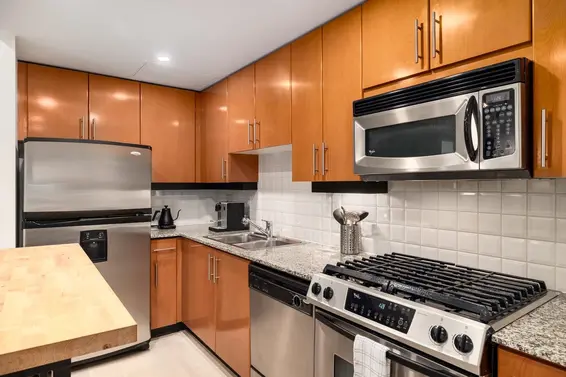 301 168 East Esplanade, North Vancouver For Sale - image 4