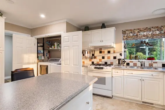942 Montroyal Boulevard, North Vancouver For Sale - image 11