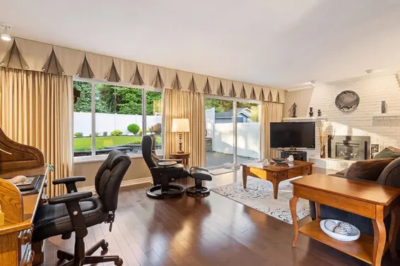 942 Montroyal Boulevard, North Vancouver For Sale - image 2