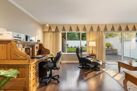 942 Montroyal Boulevard, North Vancouver For Sale - image 3